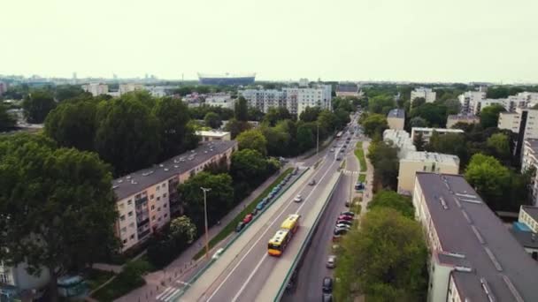 Widok Lotu Ptaka Drogę Samochodami Budynkami Mieszkalnymi Warszawie Stolicy Polski — Wideo stockowe