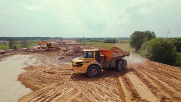 Camión Volquete Industrial Que Trabaja Una Obra Construcción Carreteras Cargando — Vídeos de Stock