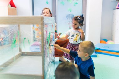 Öğretmenim, bir sürü güzel şey çizmek istiyorum. Çocuk odasında resim yapan çocuklar. Yüksek kalite fotoğraf