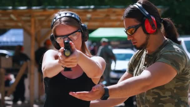 Belajar Dengan Instruktur Menembak Pribadi Tembakan Jarak Dekat Menengah Dari — Stok Video