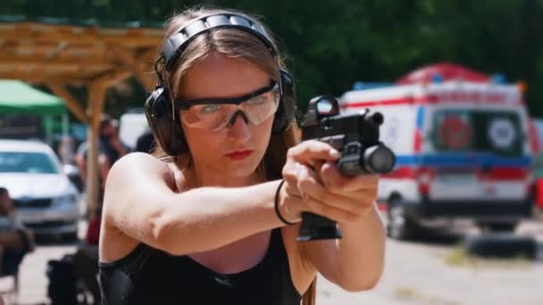 Puissant Concentré Caucasien Aux Cheveux Longs Fille Équipement Protection Visant — Video