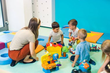 Kafkas anaokulu öğrencileri ve öğretmenleri anaokulunda harika vakit geçiriyorlar. Yüksek kalite fotoğraf