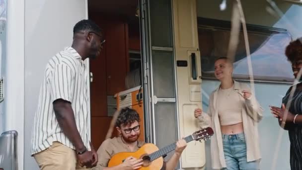 Ubekymrede Unge Nomadiske Årtusinder Nyder Levende Musik Skægget Kaukasiske Fyr – Stock-video