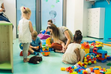 Anaokulunda çocukların öğretmenleriyle oynamaları, ev, gemi ve başka şeyler yapmaları. Yüksek kalite fotoğraf