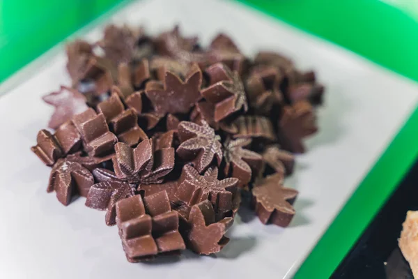 Cioccolato Alla Cannabis Sotto Forma Foglie Foto Alta Qualità — Foto Stock