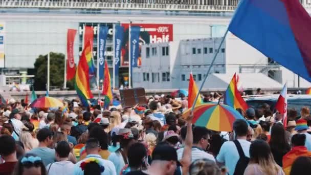 2022 Varsóvia Polônia Desfile Orgulho 2022 Multidão Acenando Bandeira Orgulho — Vídeo de Stock