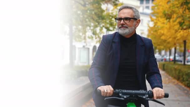 Guapo Empresario Masculino Caucásico Moderno Sus Años Usando Scooter Eléctrico — Vídeos de Stock