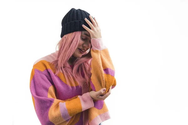 Adolescente Chica Caucásica Con Pelo Rosa Usando Suéter Gorro Haciendo — Foto de Stock
