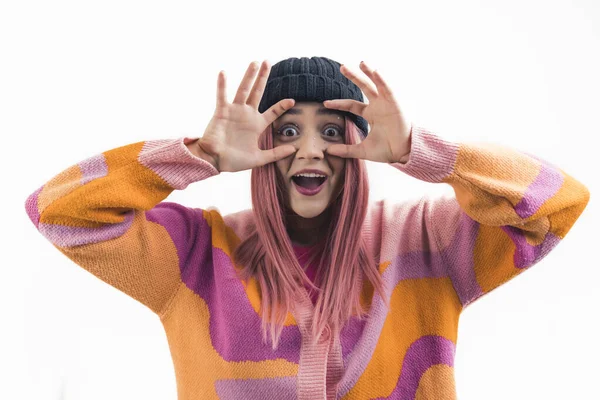 Menina Branca Adolescente Com Cabelo Rosa Vestindo Suéter Colorido Gorro — Fotografia de Stock