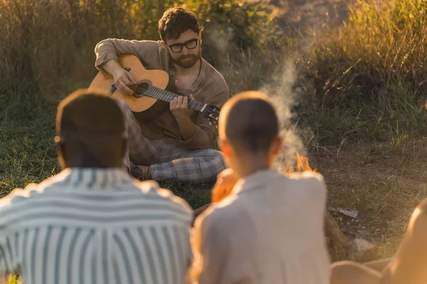 Barbudo Caucásico Comprar Gafas Sentadas Frente Sus Amigos Hierba Tocando — Foto de Stock