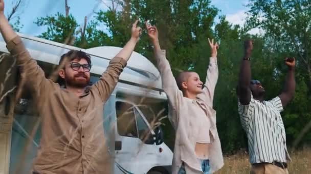 Tres Amigos Fuera Caravana Van Saltando Con Los Brazos Levantados — Vídeos de Stock