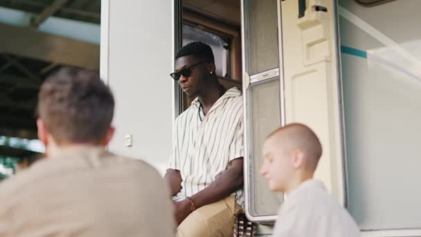 Camper Rejser Hele Europa Gruppe Multiraciale Venner Sidder Uden Deres – Stock-video
