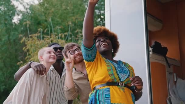 Smuk Smilende Sort Kvinde Farverig Kjole Med Rød Afro Frisure – Stock-video