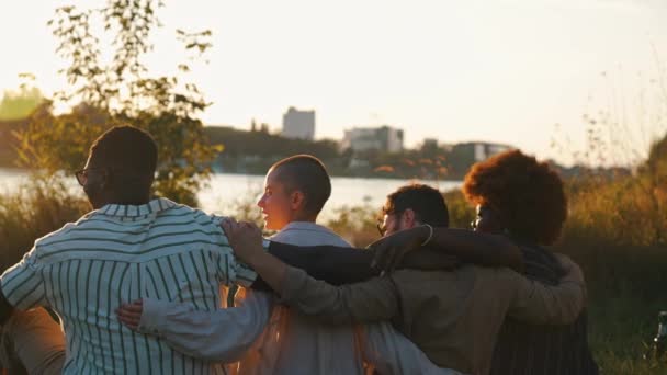 Skupina Mladých Dospělých Přátel Kteří Potloukají Řece Objímají Houpají Relaxují — Stock video