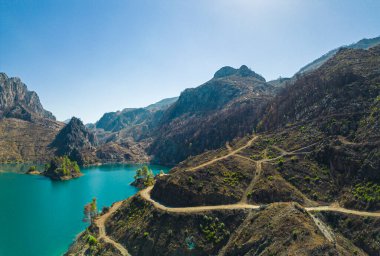 Oymapinar barajının çevresindeki göl ve dağ uçurumlarının manzarası. Yeşil Kanyon, Manavgat, Antalya, Türkiye