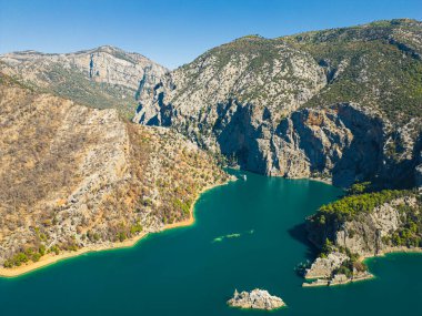 Yeşil Kanyon - doğal güzellik, Türkiye 'nin başlıca ilgi alanlarından biri. Manavgat, Türkiye 'deki Baraj Gölü' nün güzel insansız hava aracı manzarası, Oymapinar rezervuarı. Turkuaz suyun etrafındaki dağ kayalıkları