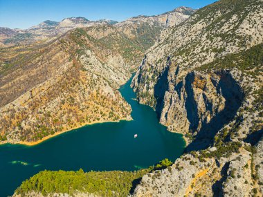 Yeşil Kanyon - Türkiye 'nin en önemli yerlerinden biri. Manavgat, Türkiye 'deki Baraj Gölü' nün güzel insansız hava aracı manzarası, Oymapinar rezervuarı. Turkuaz suyun etrafındaki dağ kayalıkları. Yüksek kalite
