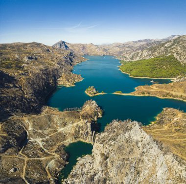 Manavgat, Türkiye 'deki Baraj Gölü' nün güzel insansız hava aracı manzarası, Oymapinar rezervuarı. Dağ uçurumları ve üzerlerindeki virajlı yollar. Yüksek kalite fotoğraf