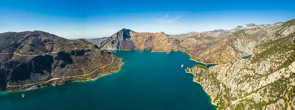 Άποψη Της Λίμνης Και Των Βουνών Βράχων Στην Περιοχή Του — Φωτογραφία Αρχείου