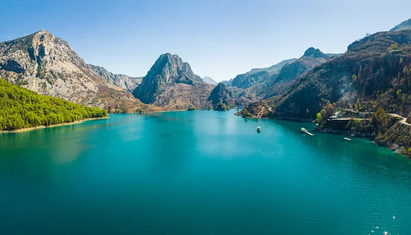 Oymapinar barajının arkasındaki zümrüt su deposu. Manavgat bölgesindeki Yeşil Kanyon, Türkiye. Hava aracı görüntüsü. Yüksek kalite fotoğraf