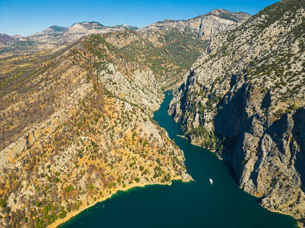 Yeşil Kanyon - Türkiye 'nin doğal güzelliği. Manavgat Nehri ve Oymapinar Gölü 'nün insansız hava aracı görüntüsü. Turkuaz suların etrafındaki yüksek dağ uçurumları, turistli birkaç tekne. Yüksek kalite fotoğraf