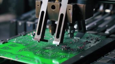 Teknolojinin yaratılışı. Yüzeye monte teknolojisinin makine montajı. PCB 'ye elektrik parçaları yapıştırmak ve yerleştirmek için kullanılan özel ekipmanlar. Yüksek kalite 4k görüntü