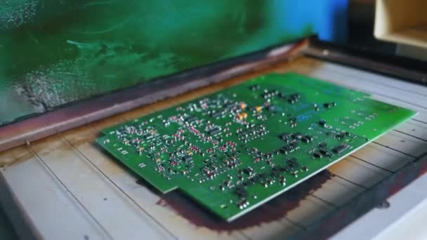 Pcbの完全なビュー プリント回路基板 表面実装技術モンタージュの段階 緑のPcb上の電気部品のアセンブリ そうだ 高品質4K映像 — ストック動画
