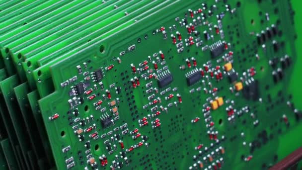 多个现成的绿色Pcb印刷电路板 最现代电子设备的基础 Smd表面安装技术蒙太奇的各个阶段 高质量的4K镜头 — 图库视频影像