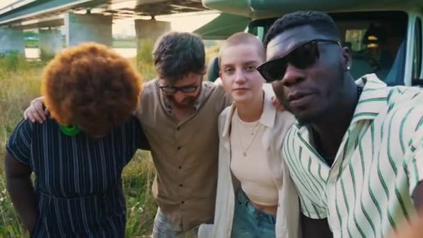屋外の自撮りコンセプト 2人の白人と2人の黒人という異なる民族的背景を持つ4人が 自撮り カメラに笑顔を浮かべている 思い出だ 高品質4K — ストック動画