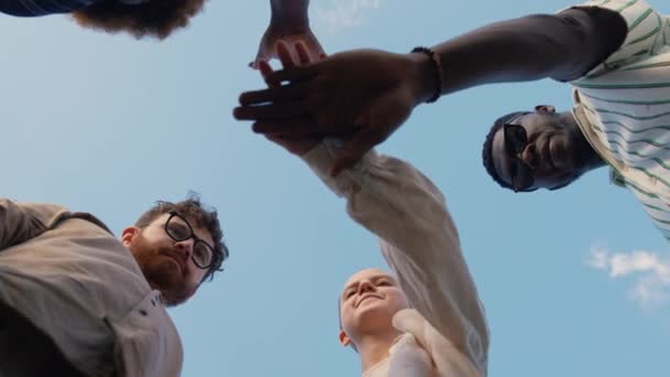 Hurray Ground Perspectiva Grupo Multirracial Quatro Pessoas Colocando Mãos Juntas — Vídeo de Stock