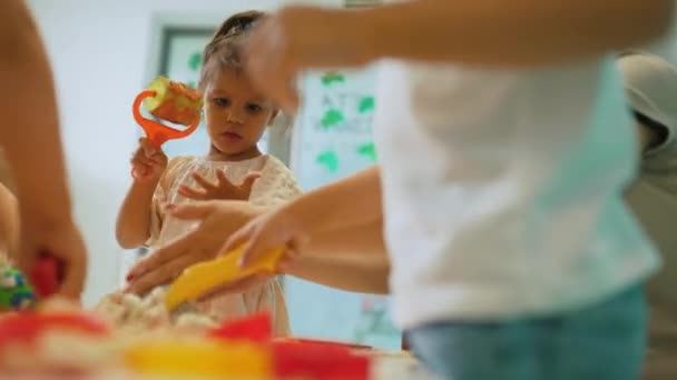 Grupo Multirracial Niños Pequeños Que Juegan Con Diversas Herramientas Arena — Vídeo de stock