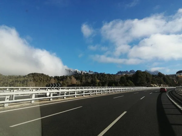 Dirigir Estrada Dia Ensolarado Com Céu Azul Nuvens Brancas Viajar — Fotografia de Stock