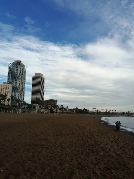 Barcelona Deniz Kumsalın Önünde Beyaz Bulutlar Olan Binalar Gökyüzü — Stok fotoğraf