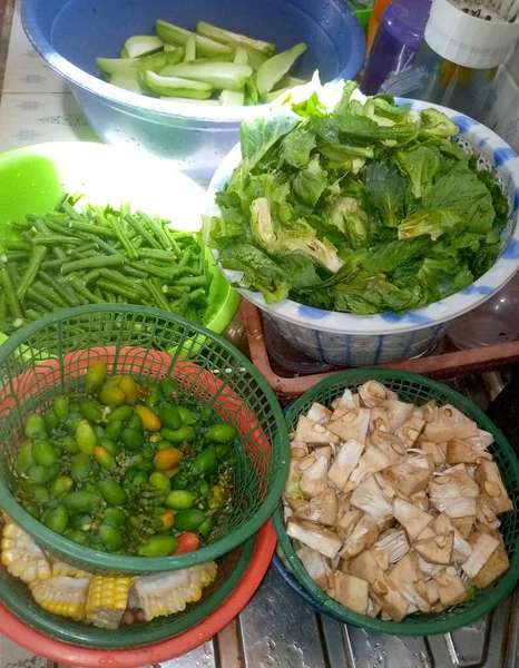 通りの鍋の中の新鮮な緑の野菜 — ストック写真