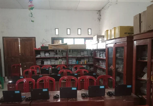 Fábrica Industrial Interior Armazém Abandonado Com Equipamento Assentos Vermelhos — Fotografia de Stock