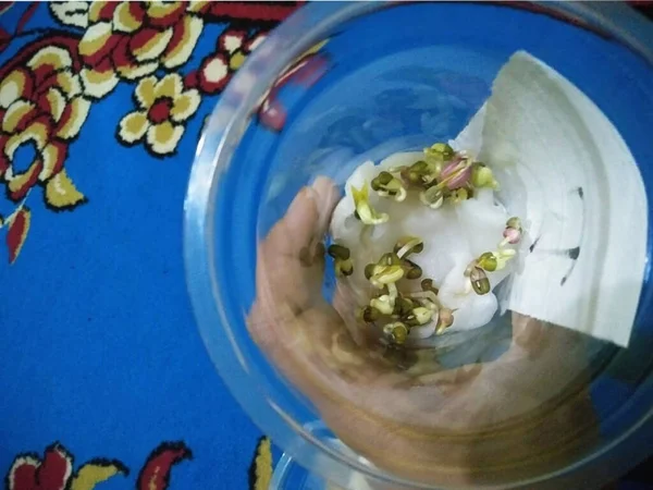Крупным Планом Красивая Белая Керамическая Чаша Свечой Чашкой Чая — стоковое фото