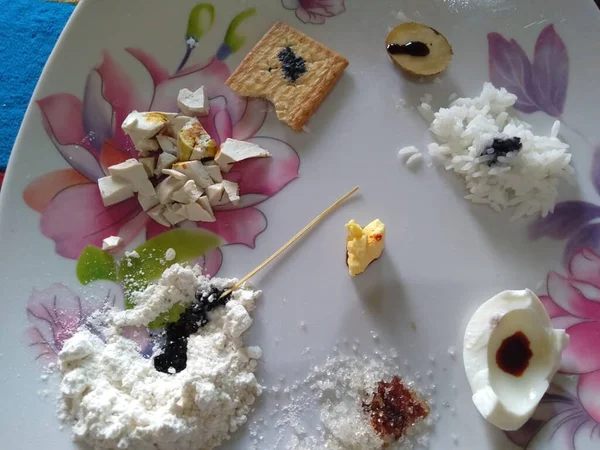 Kue Lezat Dengan Krim Dan Bunga — Stok Foto