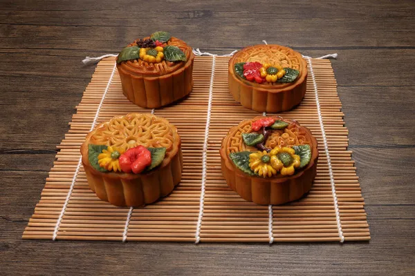 Renkli çiçek, Çin sonbahar ortasında bambu yemek paspası üzerine dekore edilmiş ay çöreği.