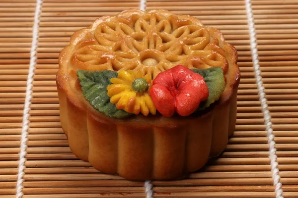 Kleurrijke Bloem Versierd Maankoek Chinees Midden Herfst Festival Bamboe Food — Stockfoto