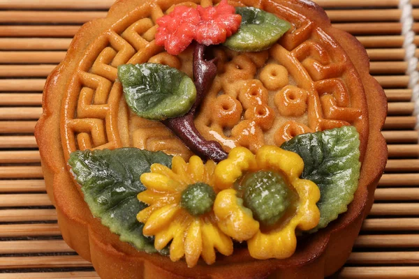 Kleurrijke Bloem Versierd Maankoek Chinees Midden Herfst Festival Bamboe Food — Stockfoto