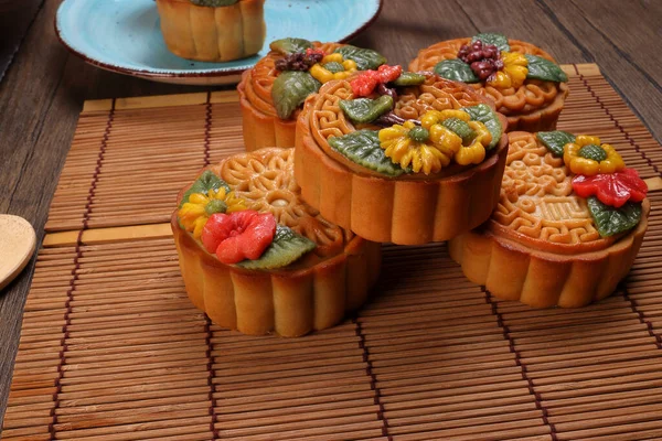 Colourful Flower Decorated Mooncake Chinese Mid Autumn Festival Cut Slice — Stock Photo, Image
