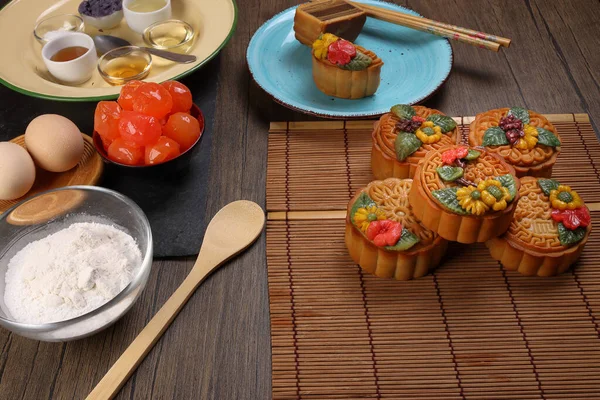 가을철의 단풍나무 케이크가 달무리 케이크를 장식하여 소금에 달걀노른 밀가루꿀 페이스트 — 스톡 사진