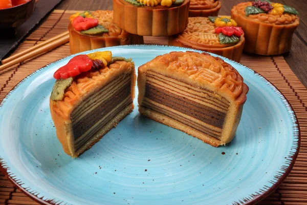 중국식 가을철을 세라믹 판위의 케이크 — 스톡 사진