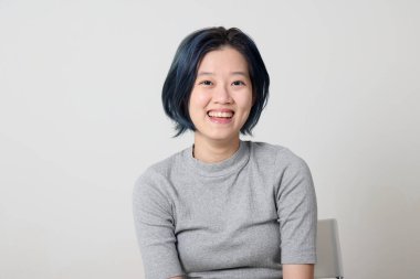 Genç ve çekici Asyalı Malezyalı kadın yüz ifadesi, beyaz arka planda duygu, gülümseyin, mutlu olun.