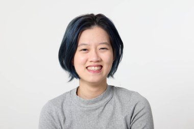 Genç ve çekici Asyalı Malezyalı kadın yüz ifadesi, beyaz arka planda duygu, gülümseyin, mutlu olun.