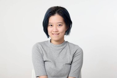 Genç ve çekici Asyalı Malezyalı kadın yüz ifadesi, beyaz arka planda duygu, gülümseyin, mutlu olun.