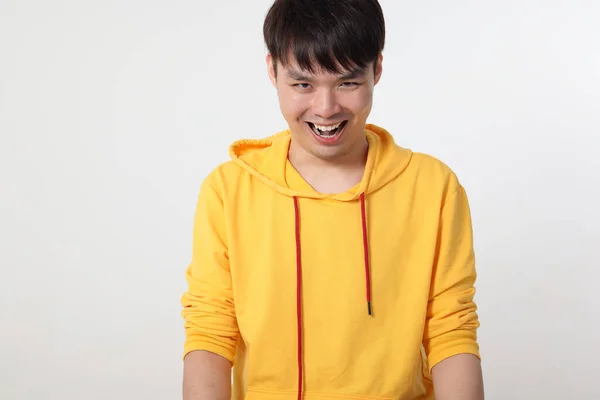 若いです良い見てアジアの中国の男性ポーズ顔ボディ式モード感情上の白い背景ウィットに富んだ面白い笑顔 — ストック写真