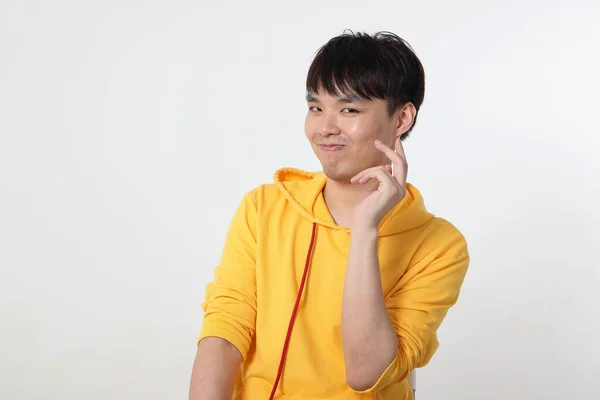 若いですよく見るアジアの中国のマレー人のポーズ顔ボディ式モード感情上のホワイトバックグランドウィット面白い笑顔セクシーHi — ストック写真