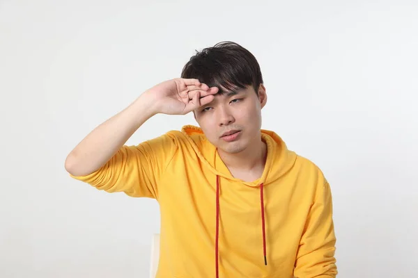 若いです良い見てアジアの中国のマレー人ポーズ顔ボディ式モード感情上のホワイトバック失われた悲しい熱病気の手上の頭 — ストック写真
