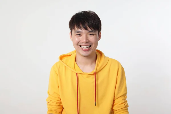 若いです良い見てアジアの中国のマレー人男性ポーズ顔ボディ式モード感情上の白い背景ウィット面白い幸せな大きな笑顔 — ストック写真